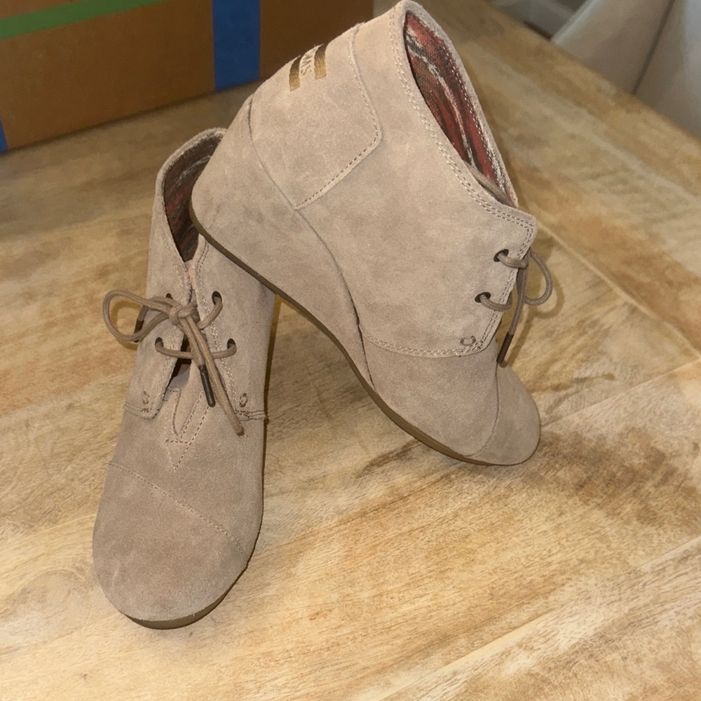 Toms Women's Lace Up Tan Suede Boots